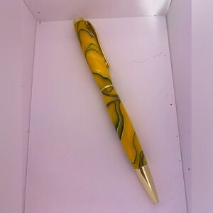 Great quality pen. Hand-made. Yellow and gold.